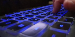 男人晚上在键盘上打字