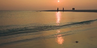 日落时分遥远的热带海滩的全景