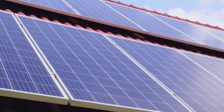 工厂屋顶上的太阳能电池板。替代能源的概念