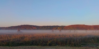 清晨，山边有雾的山谷