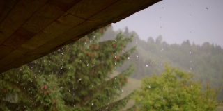 雨水从屋顶流下来。下雨的天气，雨点不断落下。