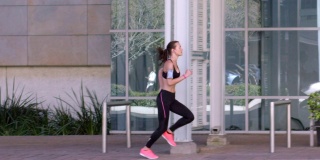 一个年轻女子独自在城里慢跑的4k视频