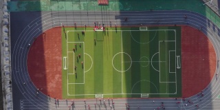 新足球场和学生的鸟瞰图