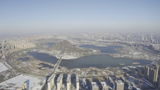中国山东济南，华山城市在冬季雪后的景象红色的叶子谷视频素材模板下载