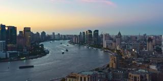 日出时上海城市天际线与河流的航拍镜头