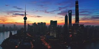 航拍上海日出时的城市天际线