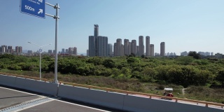 俯瞰发展中城市的空高架桥