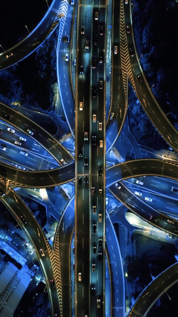 无人机视角的天桥和城市交通在夜间