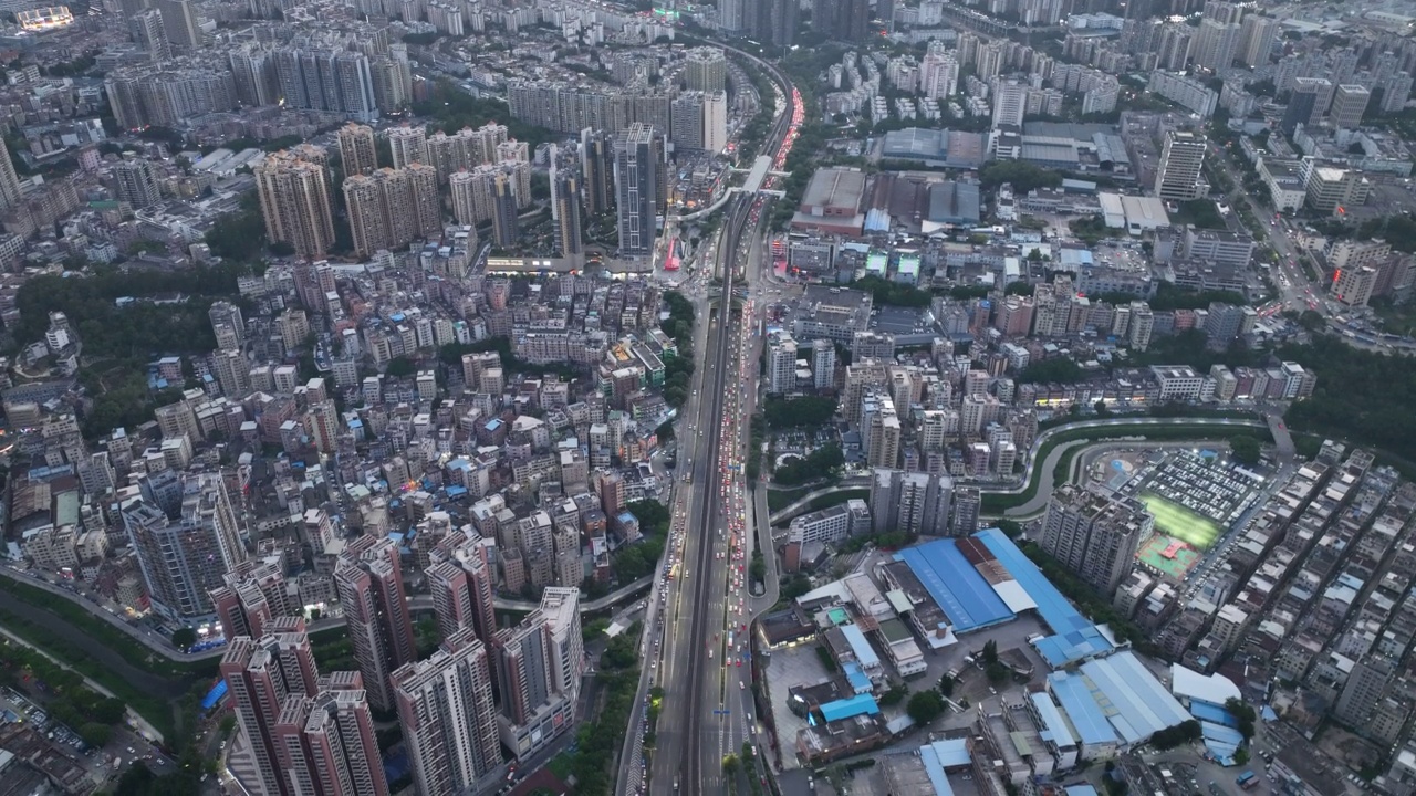 航拍夜景现代城市建筑与立交桥在深圳，中国