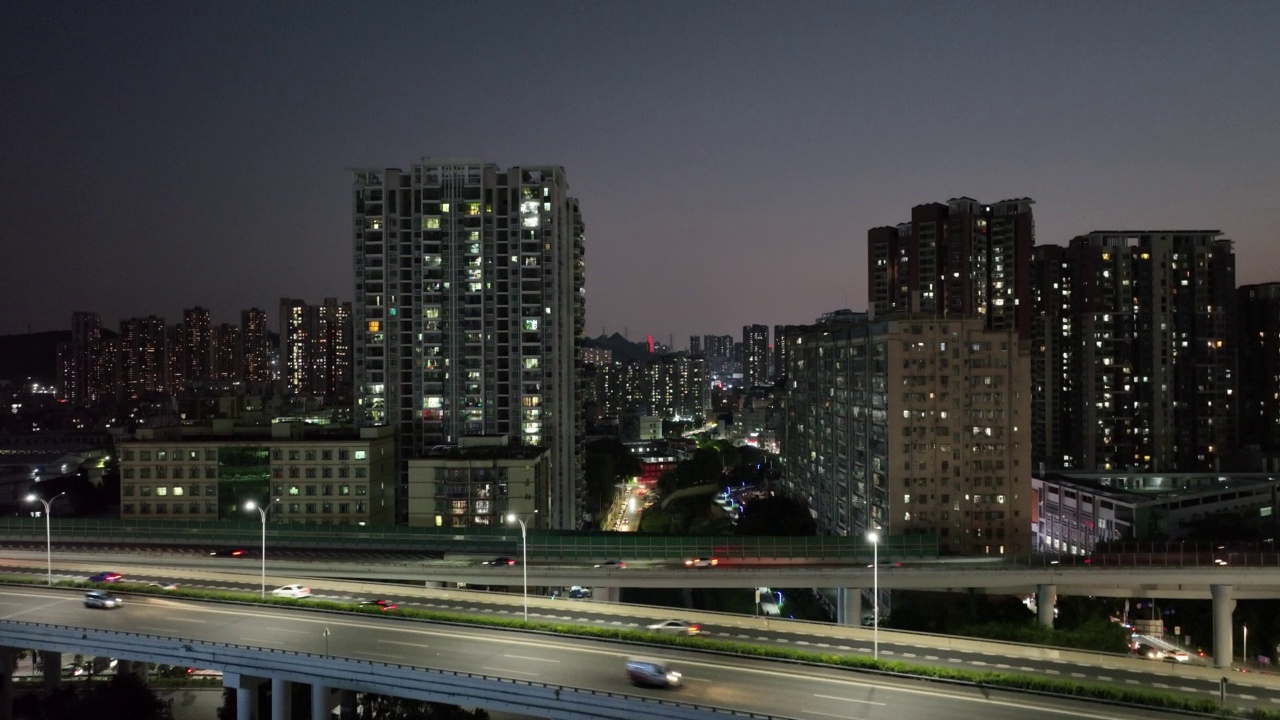 航拍夜景现代城市建筑与立交桥在深圳，中国