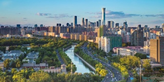 4 k。4096 x2304p。25 fps。时间推移，视频CBD的城市景观与汽车交通流的主要道路在河边在北京，中国