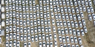白色汽车停在郊区停车场