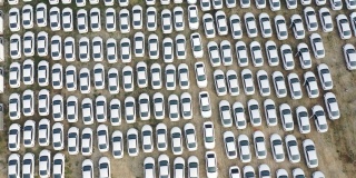 白色汽车停在郊区停车场