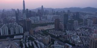从香港马祖垄地区边界俯瞰深圳天际线