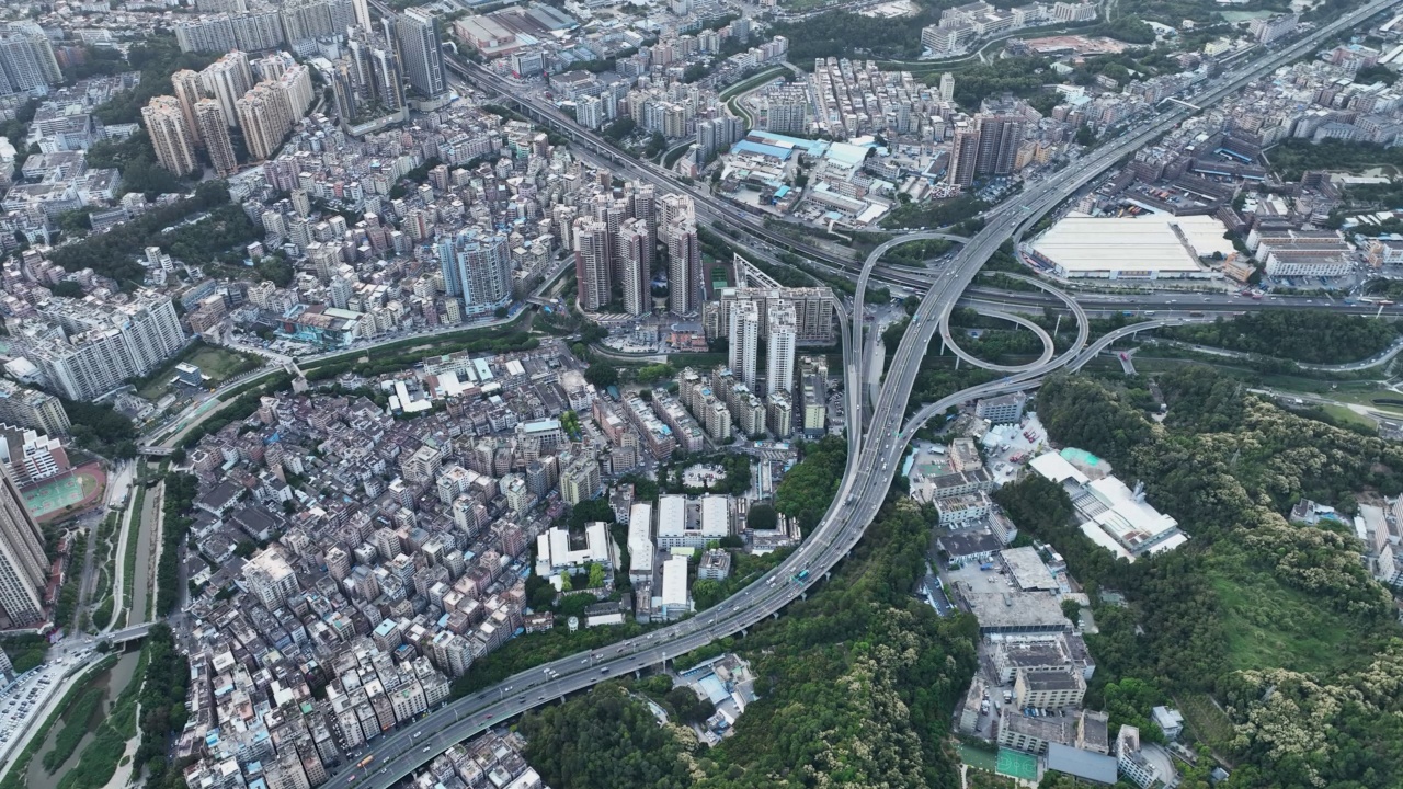 具有立交桥的现代城市建筑的航拍镜头在深圳，中国