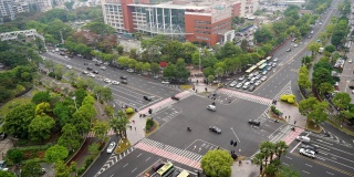 城市十字路口的鸟瞰图，缩小摄影