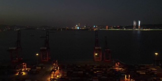 码头的夜间鸟瞰图