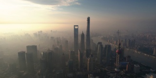 鸟瞰日出时的上海天际线