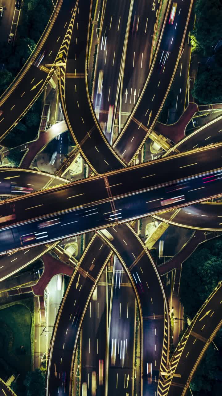 T/L无人机视角的立交桥和城市交通在夜间