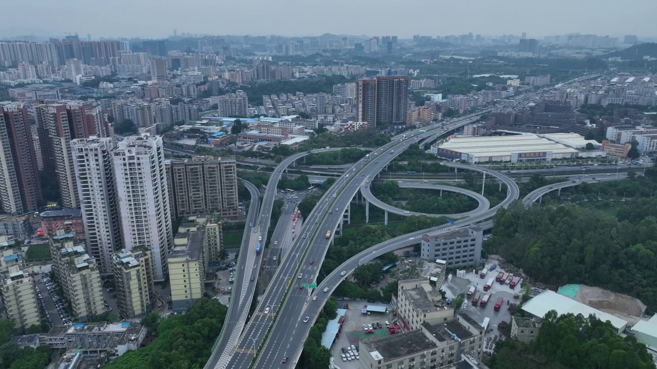 航拍的早晨交通高峰期进入中国深圳市的城镇
