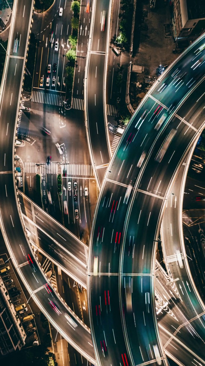 T/L PAN无人机视角的立交桥和城市交通在夜间