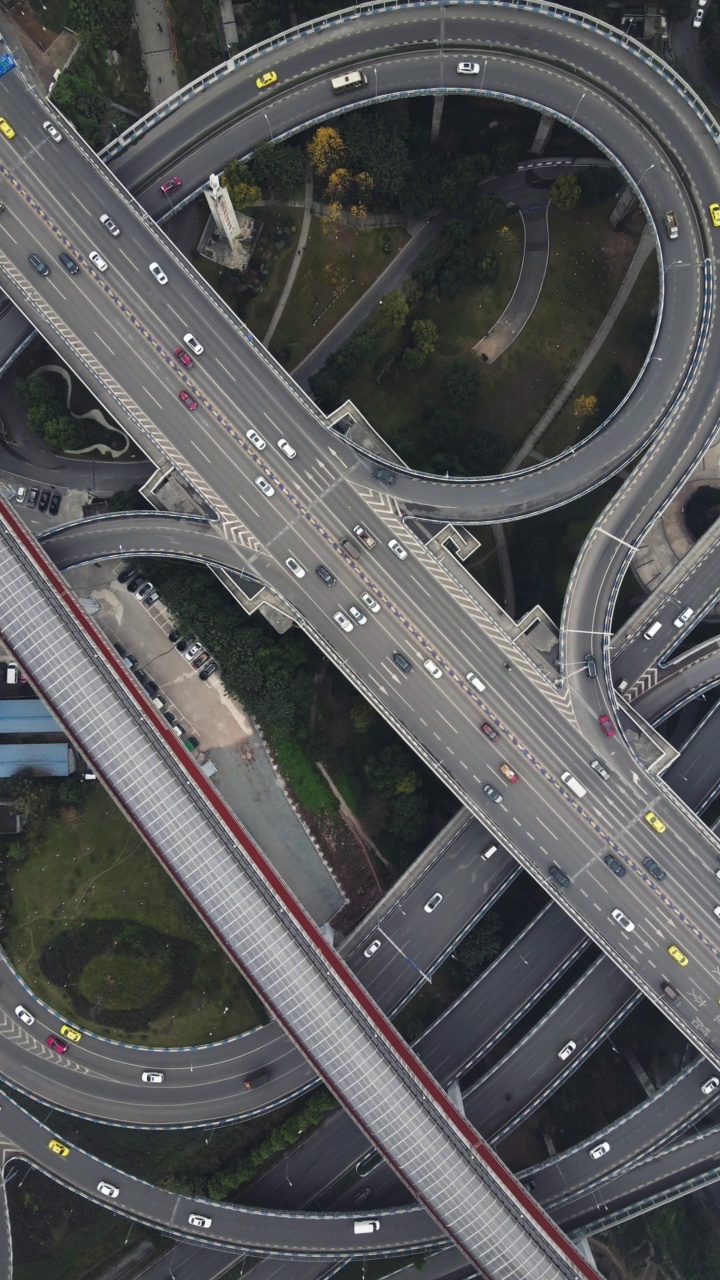 复杂的立交桥和繁忙的交通鸟瞰图