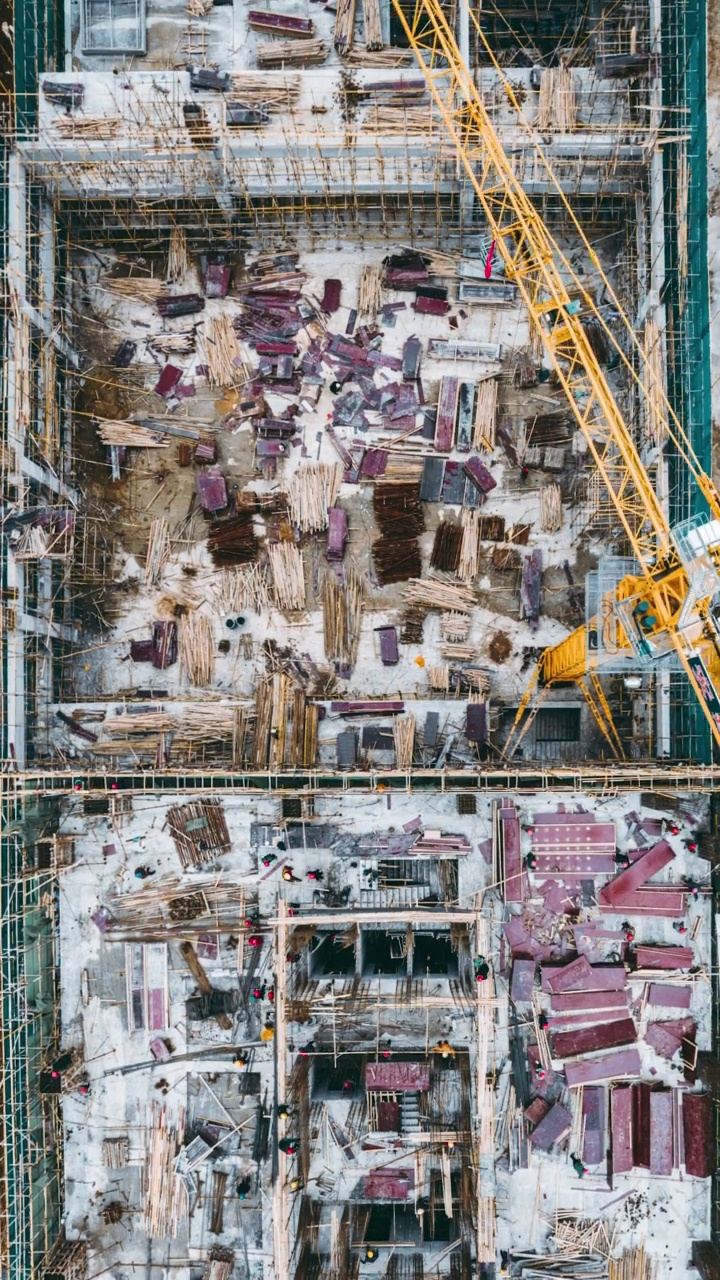 T/L PAN无人机拍摄的工人在建筑工地工作的画面