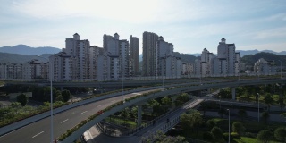 城市住宅区旁边的高架桥鸟瞰图