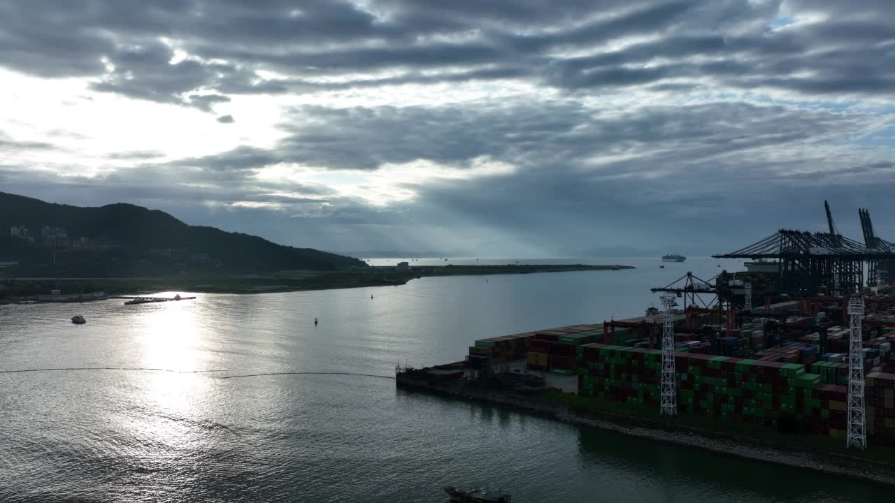 中国深圳盐田国际集装箱码头的航拍镜头
