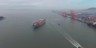全球贸易港，集装箱船出港