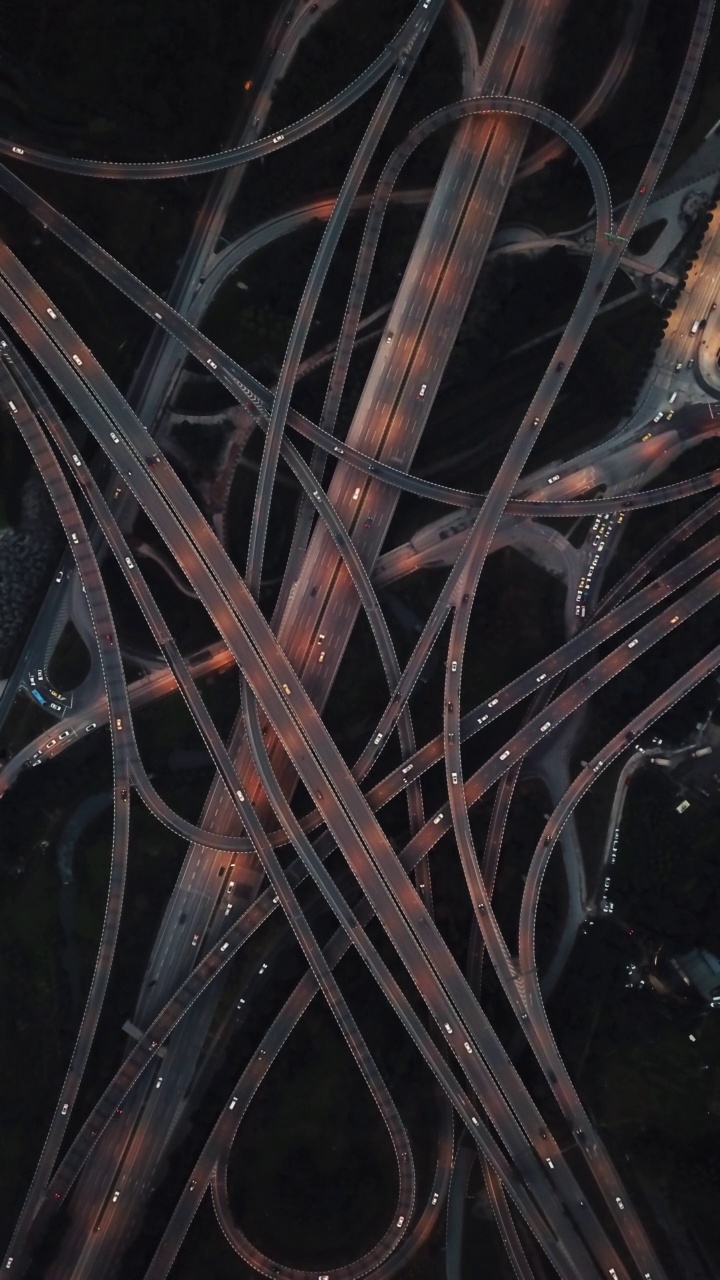 夜间天桥及繁忙交通的鸟瞰图