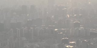 无人机拍摄的雾中城市的高楼和摩天大楼