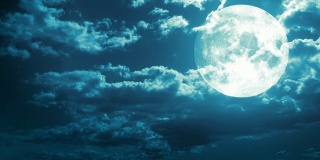 奇妙的天空背景。月亮躲在云后面。间隔拍摄。高清