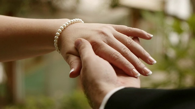 新娘和新郎交换戒指(高清)
