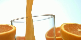 橙汁倒入杯中，慢动作