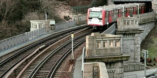 火车通过隧道
