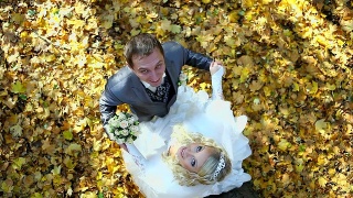 一对新人在秋天的公园里举行婚礼视频素材模板下载