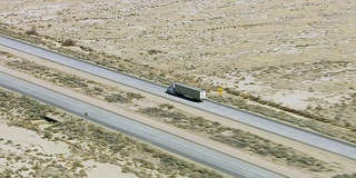 在沙漠公路上行驶的货运卡车