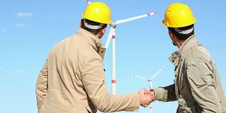 HD:工程师在风力发电站握手