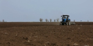 拖拉机在农村农田耕作