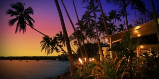 日落时分的热带岛屿海滩酒吧和餐厅，斐济。
