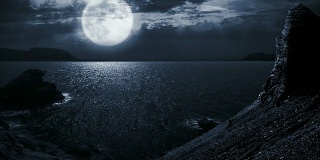 夜晚，月亮和海滨景色