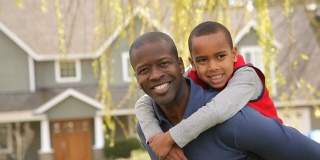 非裔美国人父亲和儿子在户外院子里的肖像