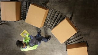 在运输仓库工人的肖像，俯视图视频素材模板下载