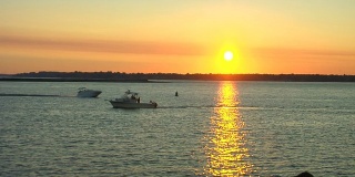 湖上小船上的日落