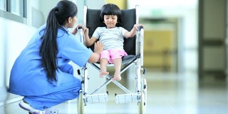 少数民族女护士安抚幼童病人