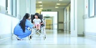 少数民族女护士安抚幼童病人
