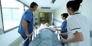 医护人员慢动作移动病人病床