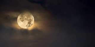 雾蒙蒙的琥珀色的月亮