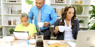 工作早餐年轻的非洲裔美国人家庭